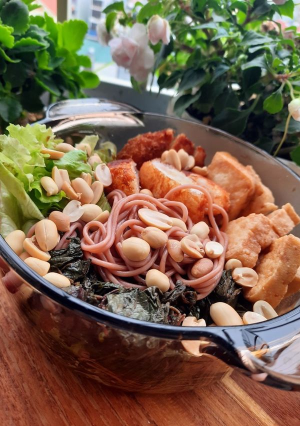 Bún gạo lứt trộn nước tương chua ngọt